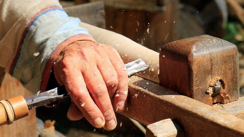 Handwerk Handwerker arbeitet mit Holz.
