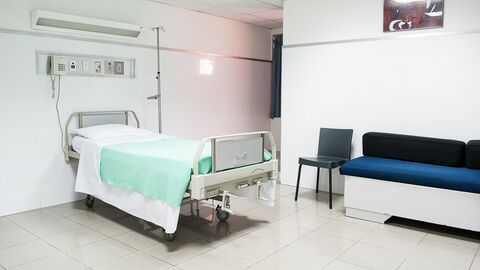 Krankenhausbett Krankenhausbett in einem leeren Zimmer