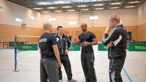 Männer in einer Turnhalle