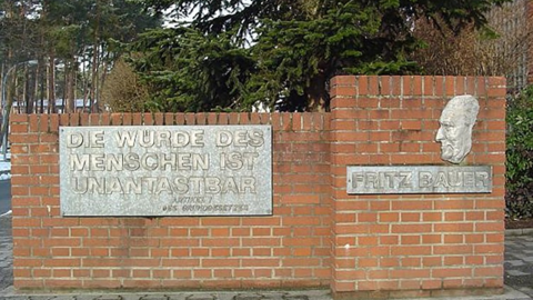 Mauer vorm Fritz Bauer Haus mit der Aufschrift "Die Würde des Menschen ist unantastbar"