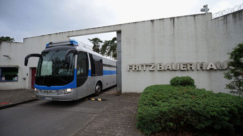 Bus fährt aus der Einfahrt zum "Fritz-Bauer-Haus" heraus.