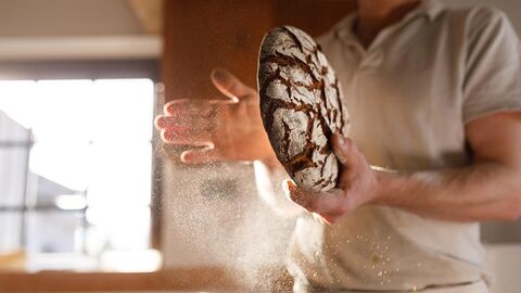 Bäcker Bäcker mit Brot in der Hand