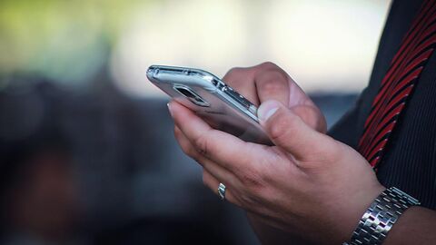 Smartphone (Symbolbild) Person tippt auf einem Mobiltelefon.