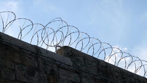 Stacheldraht auf einer Mauer.