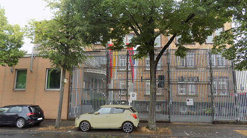 Gebäudeansicht der Justizvollzugsanstalt Limburg a. d. Lahn, Eingangsbereich mit Tor.