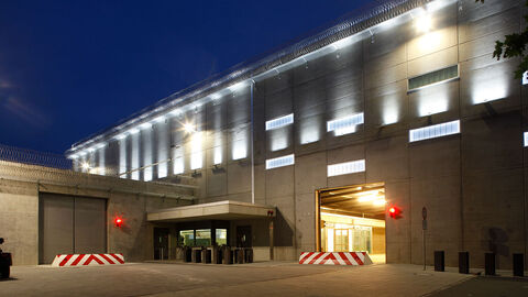 Eingangsbereich der JVA Frankfurt am Main 1 bei Nacht.