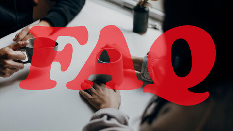 Zwei Personen sitzen mit Kaffeetassen an einem Tisch, darüber ist der Schriftzug FAQ eingeblendet.